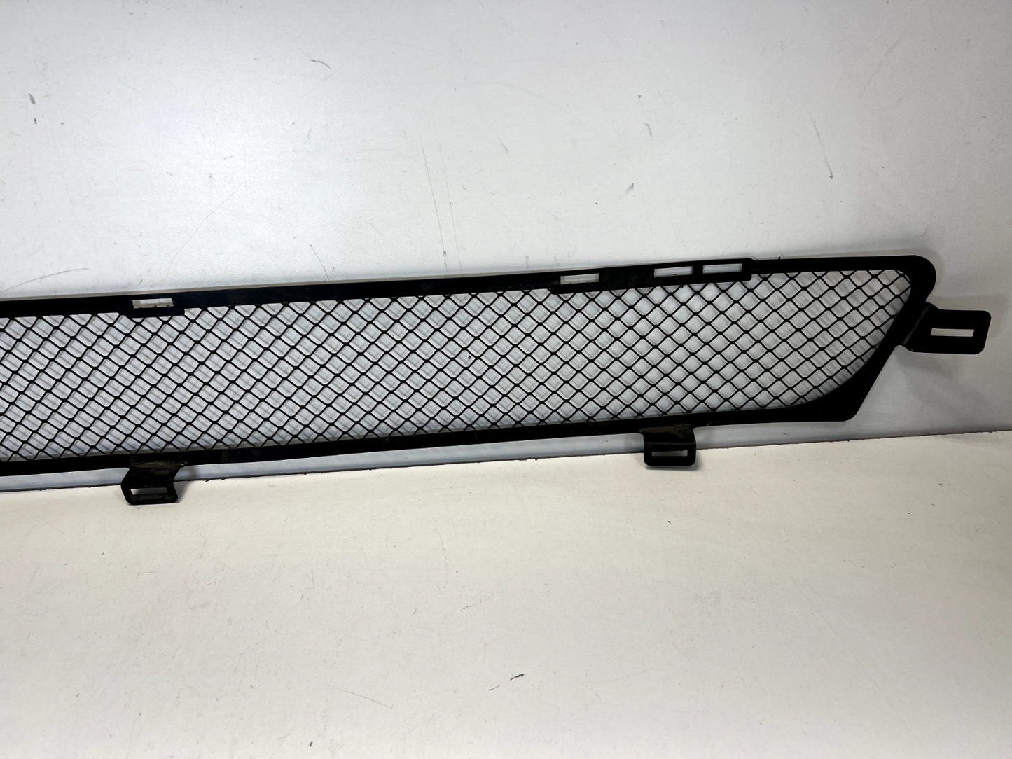 Aston Martin V8 Vantage grille mesh — additional angle