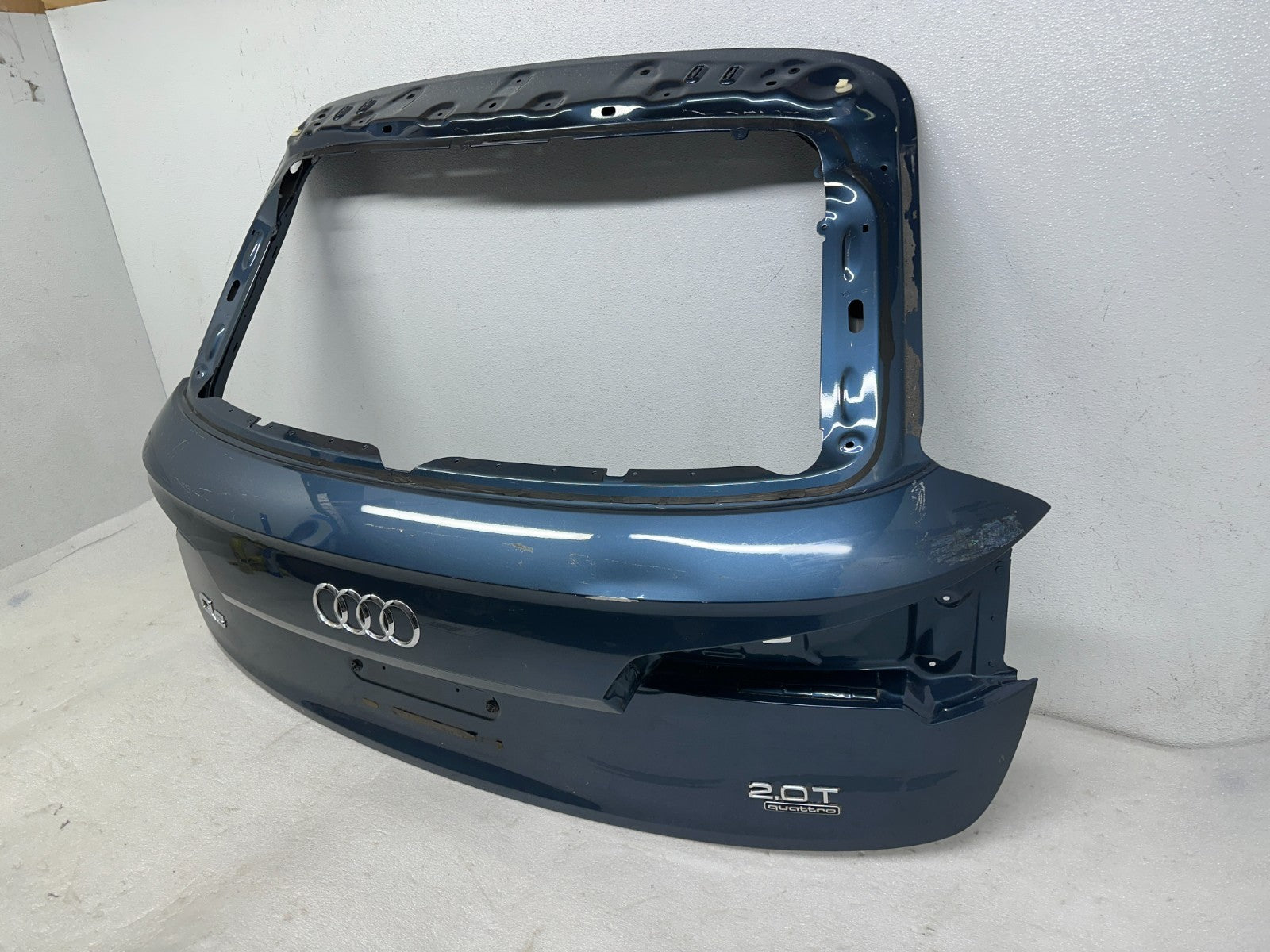 Audi Q5 liftgate angle view