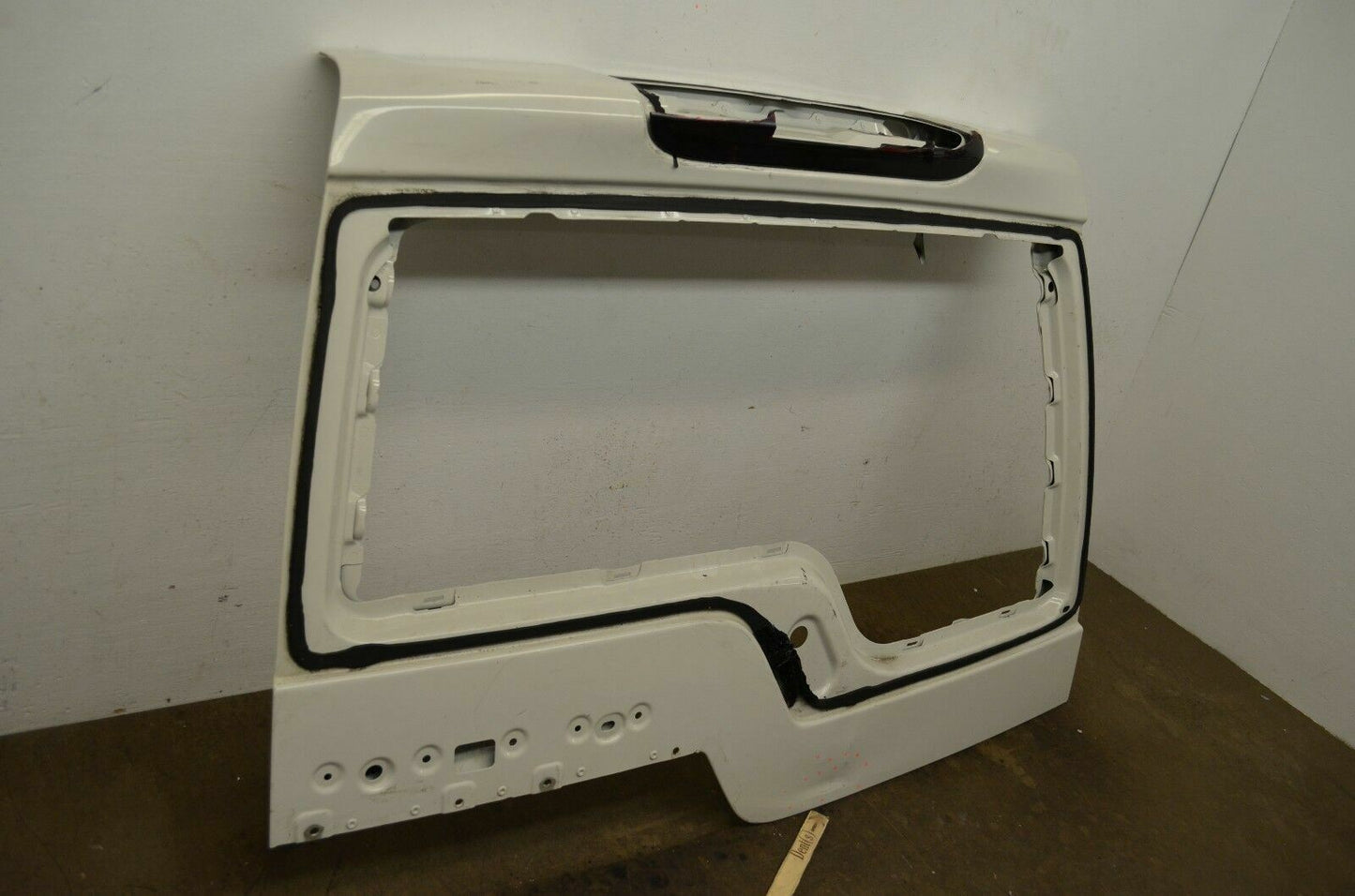 Land Rover LR4 tailgate inner side