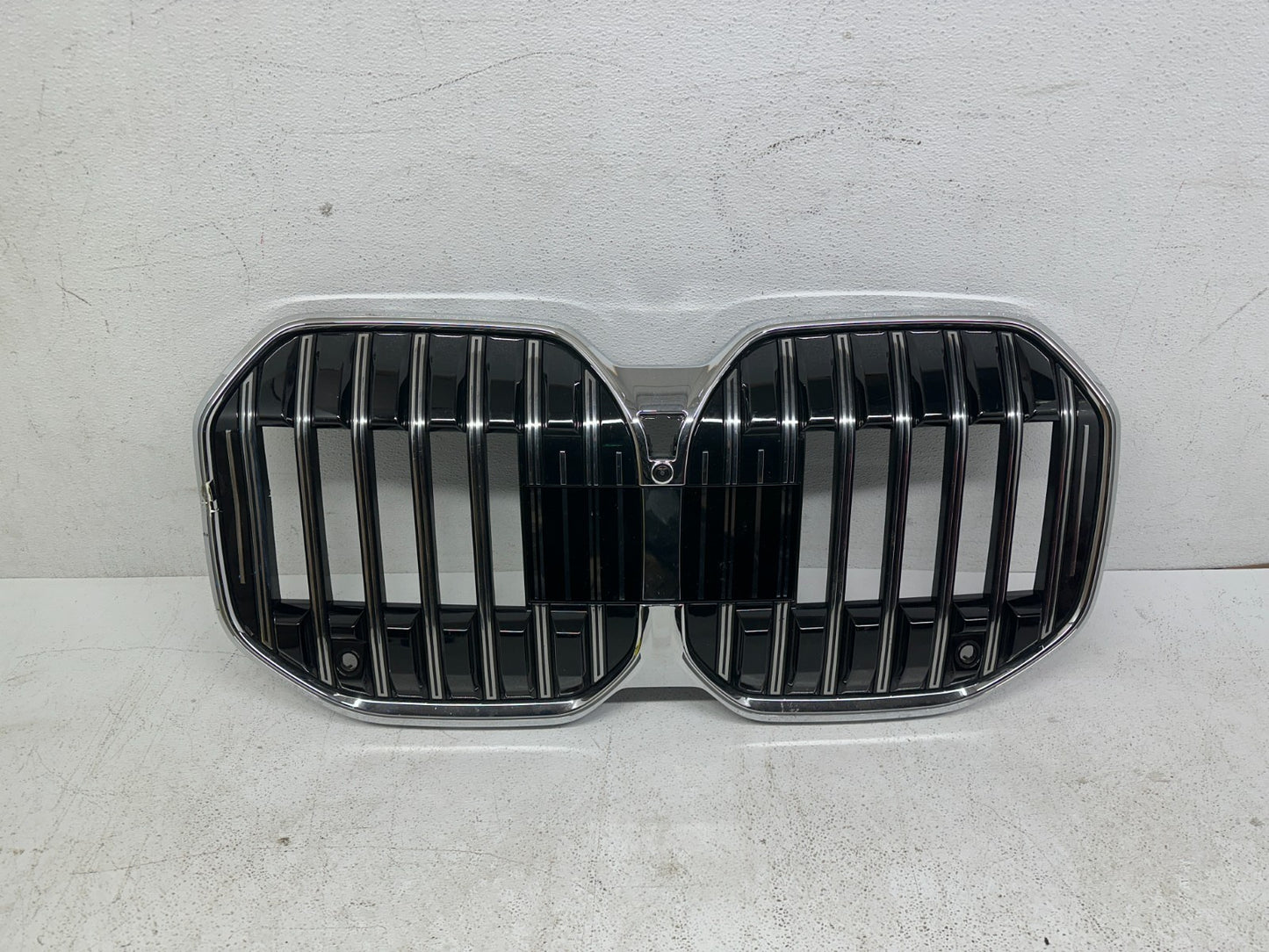 2023-2026 BMW i7 G70 LED radiator grille in chrome, front view