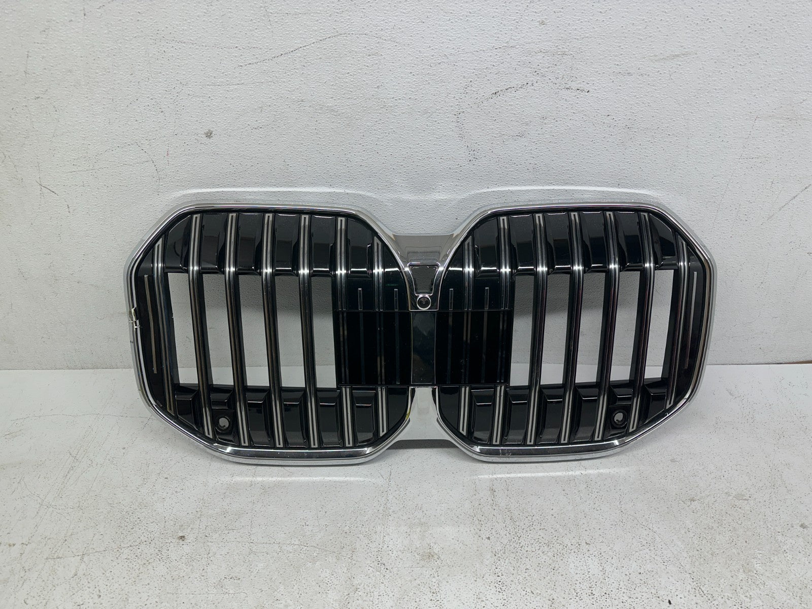 2023-2026 BMW i7 G70 LED radiator grille in chrome, front view