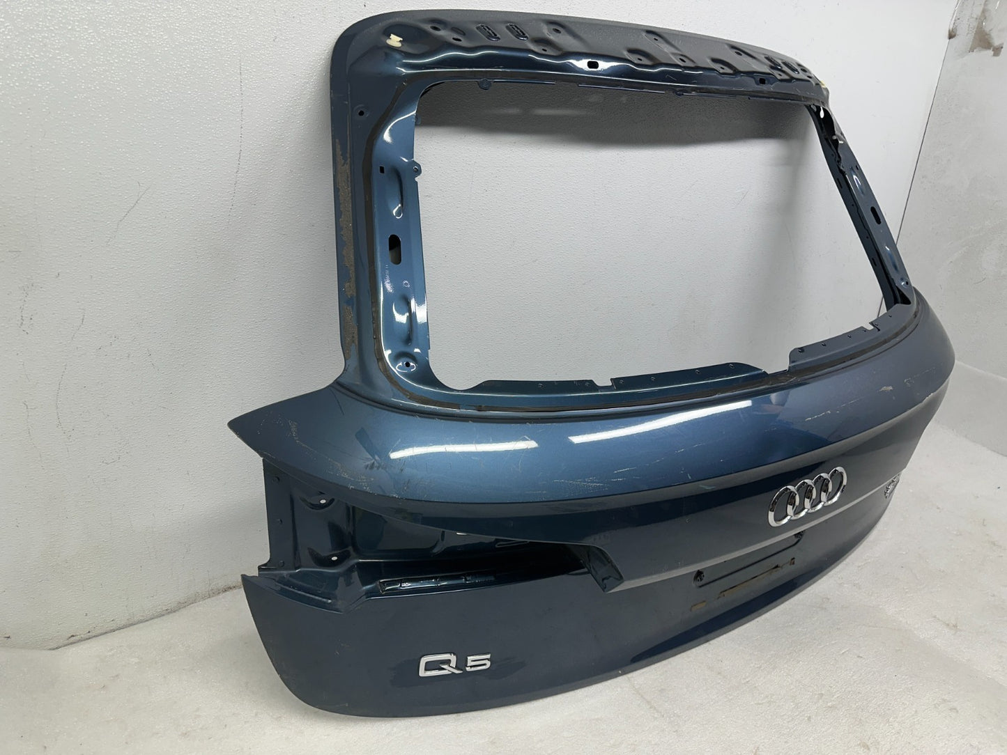 Audi Q5 liftgate inner side