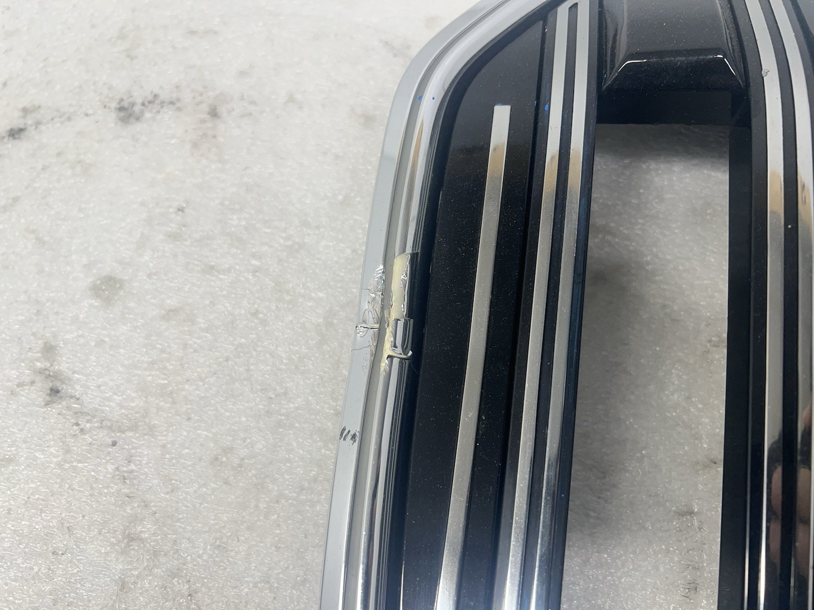 BMW i7 LED grille crack detail