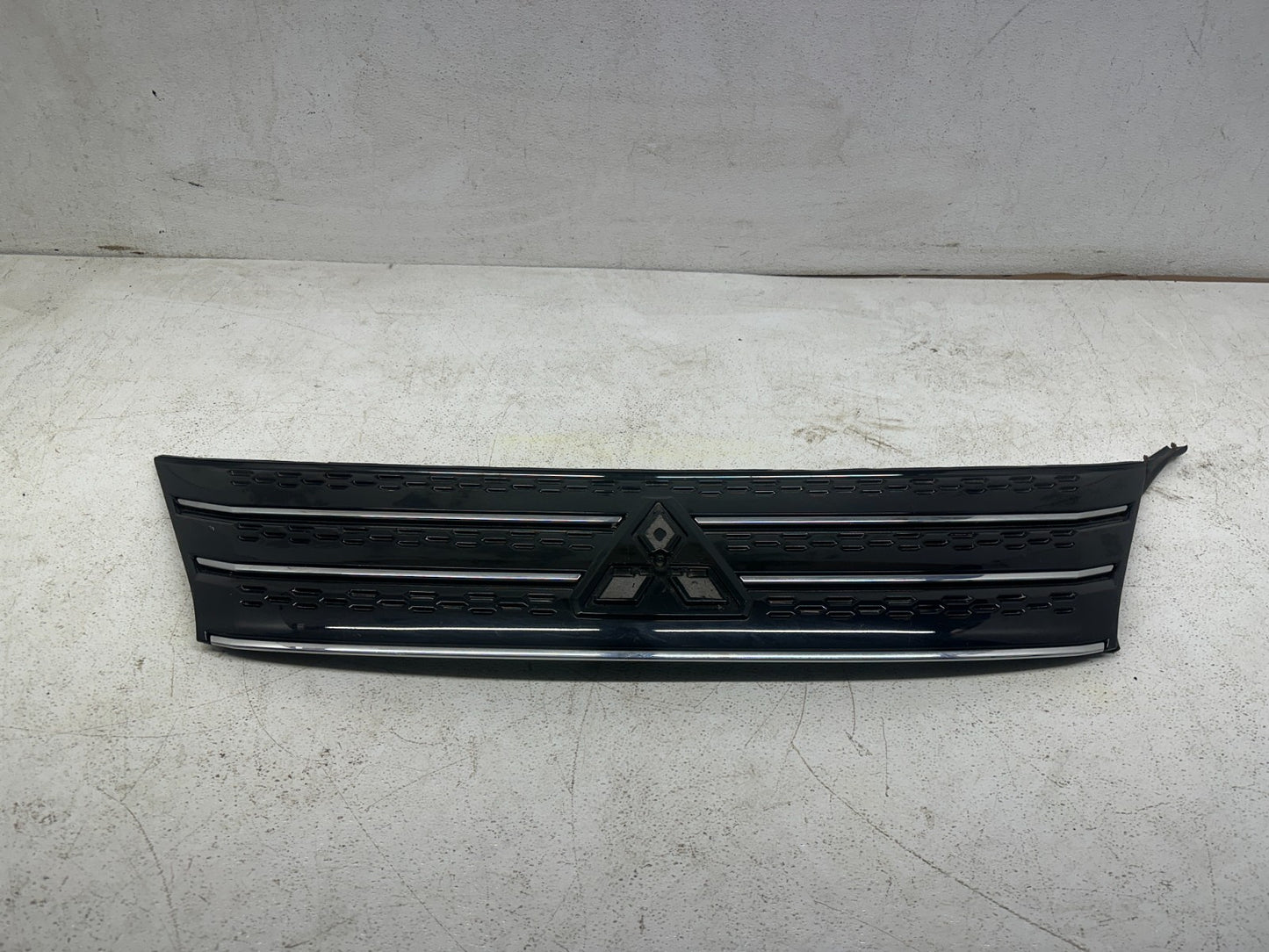 Mitsubishi Outlander front grille — close-up detail