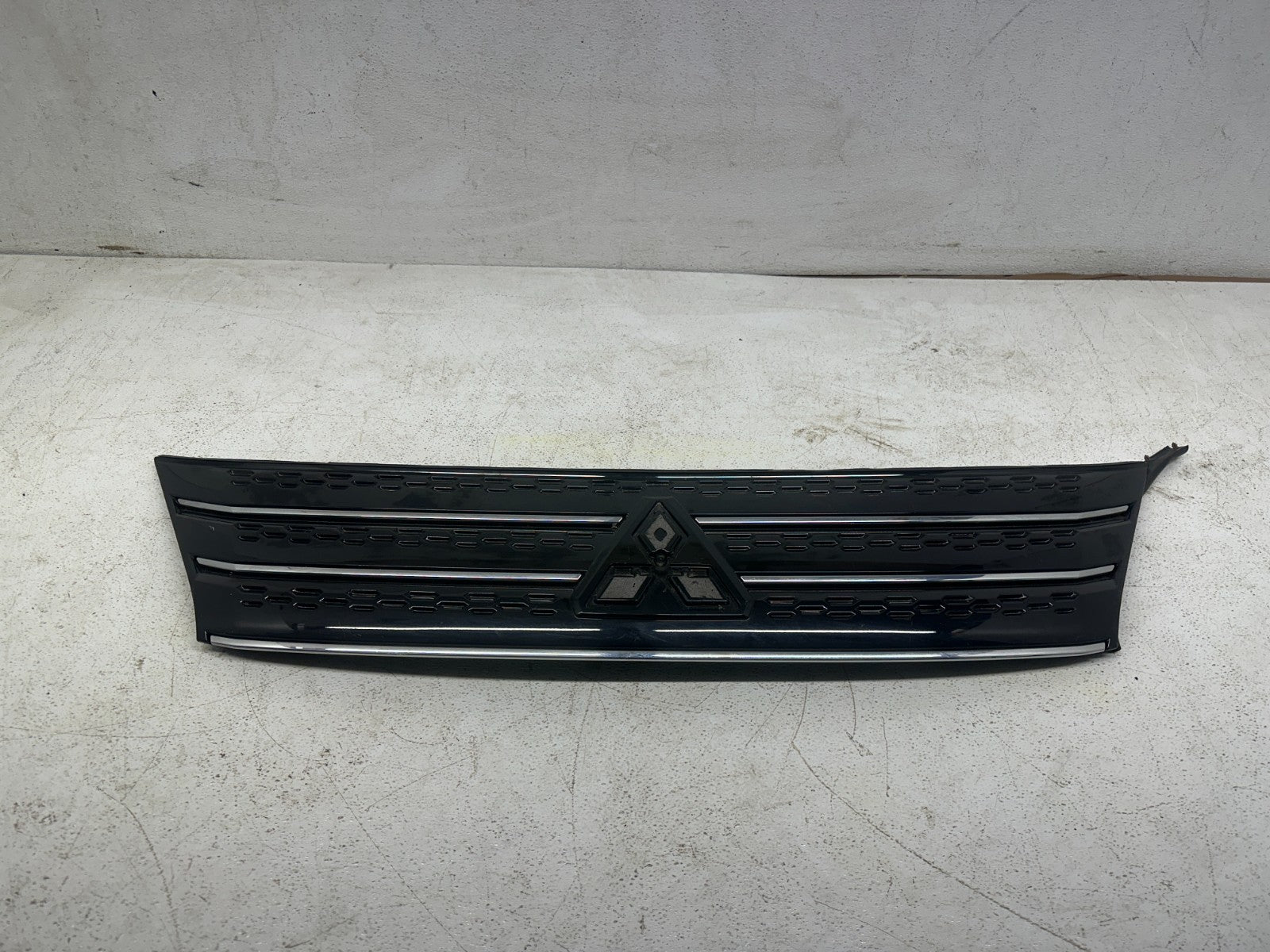 Mitsubishi Outlander front grille — close-up detail