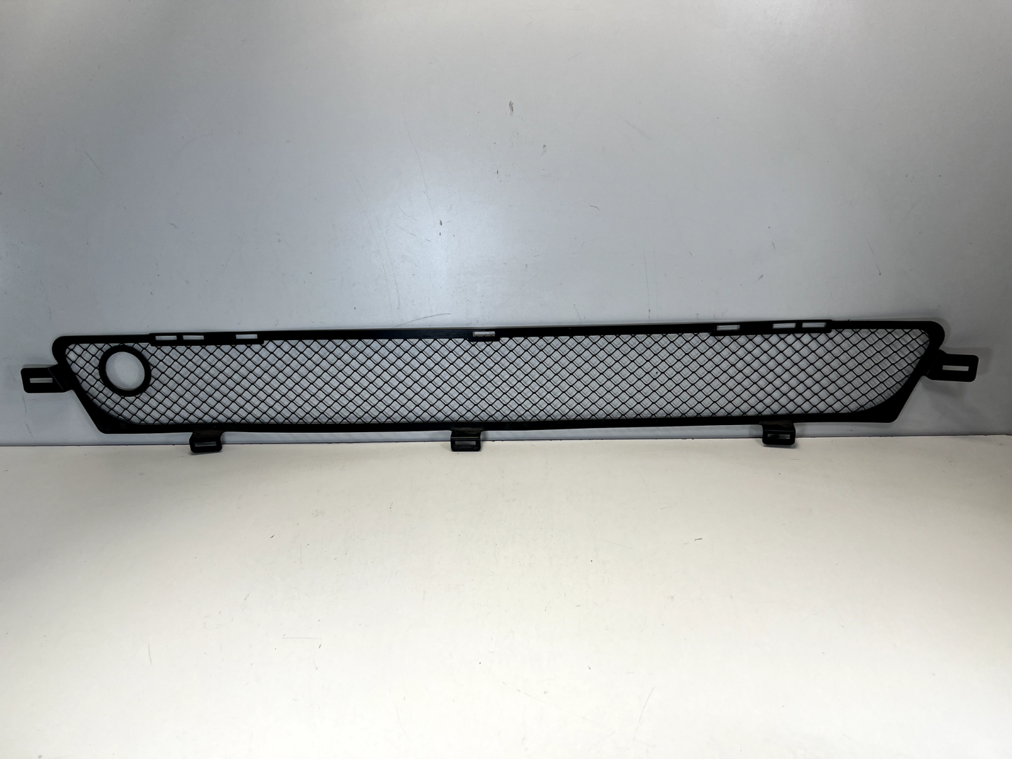 Aston Martin V8 Vantage grille mesh — detail