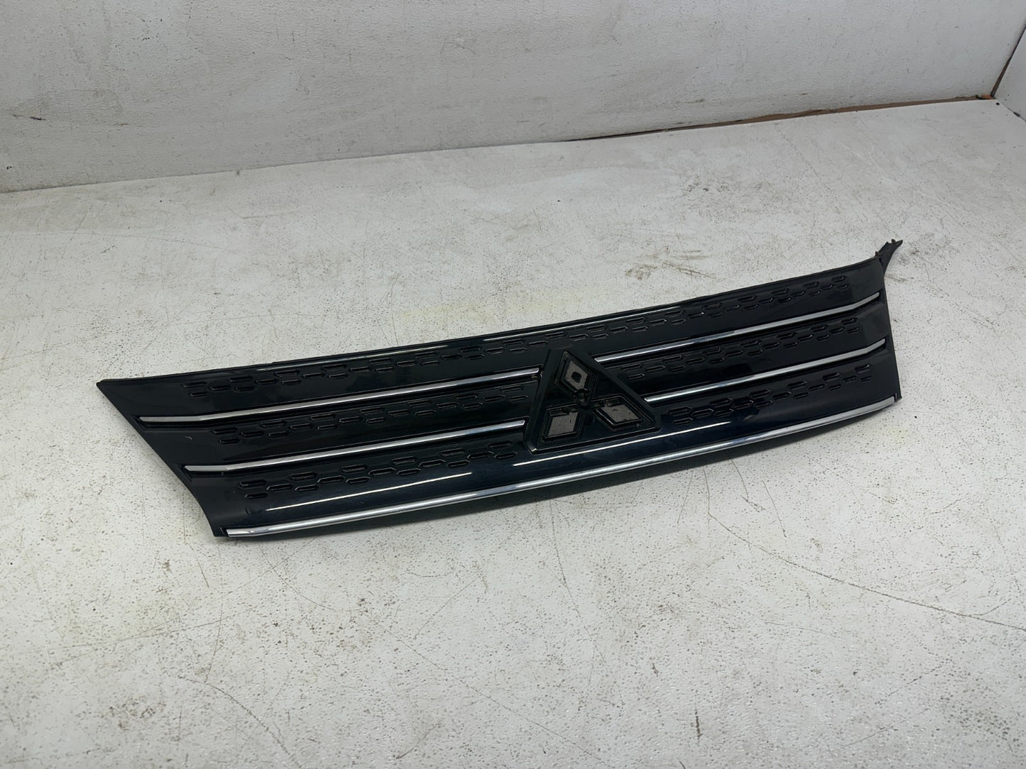 Mitsubishi Outlander front grille — back side and mounting tabs
