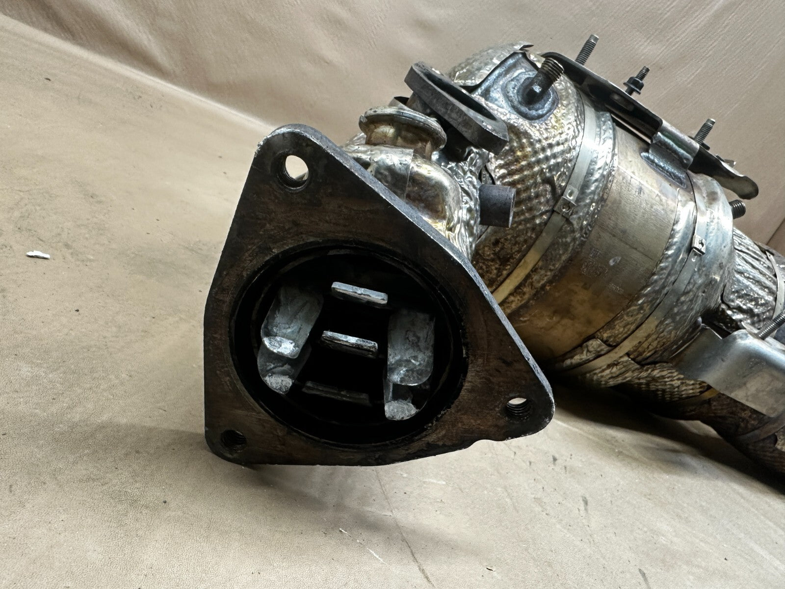 GM diesel catalytic converter body detail
