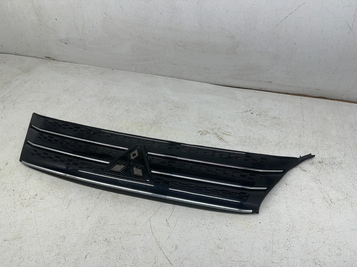 Mitsubishi Outlander front grille — angled view