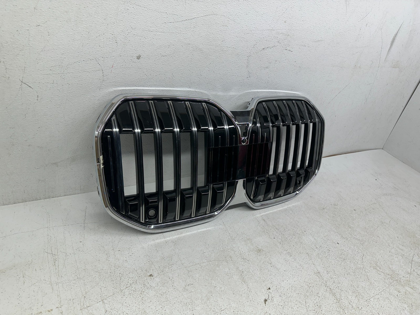 BMW i7 LED grille angle view