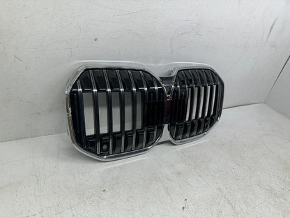 BMW i7 LED grille angle view