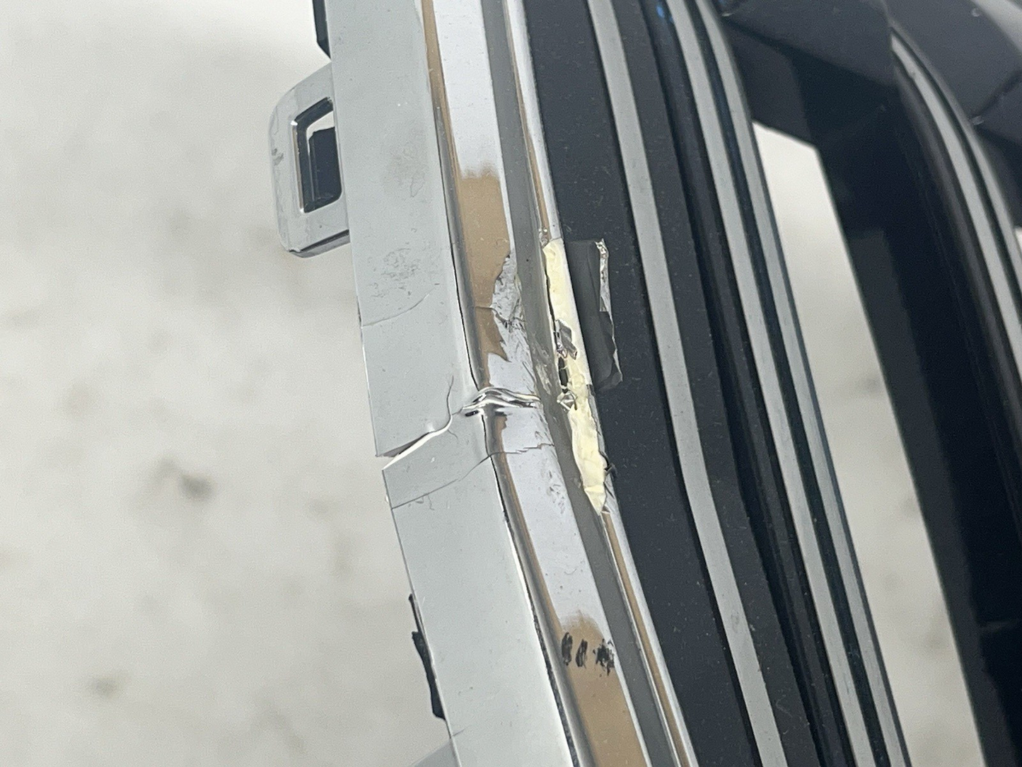 BMW i7 LED grille mounting points