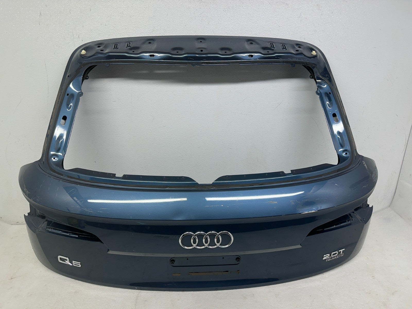 Audi Q5 liftgate surface detail